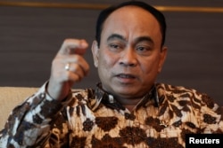 FILE - Menteri Komunikasi dan Informatika Indonesia Budi Arie Setiadi di kantornya di Jakarta, 8 Mei 2024. (REUTERS/Ajeng Dinar Ulfiana)