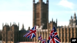 تصویری از پرچم‌های بریتانیا در مقابل پارلمان این کشور