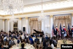 미국을 국빈 방문한 윤석열 한국 대통령이 27일 국무부에서 열린 국빈 오찬 행사에서 토니 블링컨 장관과 카멀라 해리스 부통령의 환대를 받았다.