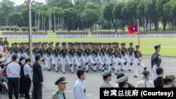 台湾陆军官校百年校庆，学员踢正步成绝响。（台湾总统府提供）
