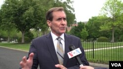 26일 미한 정상회담이 열린 백악관에서 존 커비 국가안전보장회의(NSC) 전략소통조정관이 VOA 함지하 기자의 질문에 답하고 있다.