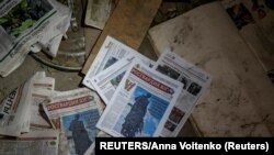 Російські агітаційні газети в Білозерці, Херсонська область, Україна, 2 грудня 2022. REUTERS/Anna Voitenko