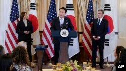 미국을 국빈 방문한 윤석열 한국 대통령이 27일 국무부에서 열린 국빈 오찬 행사에서 토니 블링컨 장관과 카멀라 해리스 부통령의 환대를 받았다.