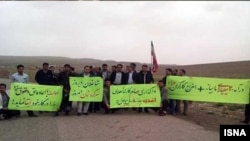 تجمع شماری از ساکنان و کارگران اخراجی روستای آق‌دره در تیرماه سال ۹۶