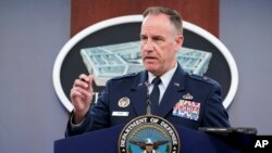 패트릭 라이더 미 국방부 대변인이 1일 국방부 청사에서 정례브리핑을 하고 있다.