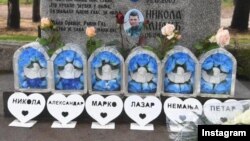 Predsednik Srbije Aleksandar Vučić i premijer Miloš Vučević položili su cveće u spomen-parku u Malom Orašju na mestu ubistva Nemanje Stevanovića, Lazara Milovanovića, Marka Mitrovića, Aleksandra Milovanovića, Nikole Milića i Petra Mitrovića (Foto: Instagram predsednika Republike)