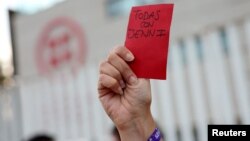 Tokom vikenda, ispred sedišta Fudbalskog saveza Španije, ali i širom zemlje održani su protesti u znak podrške fudbalerki Dženi Hermoso (Foto: Reuters/Isabel Infantes)
