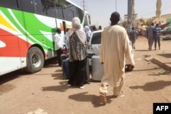 Orang-orang berkumpul di stasiun bus di Khartoum selatan untuk meninggalkan ibu kota Sudan ke daerah yang lebih aman, Jumat 19 Mei 2023, sementara pertempuran memasuki minggu kelima.