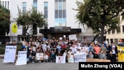 2023年12月16日周六，参与声援牛腾宇的抗议人群在洛杉矶中国领事馆门前合影(张木林2023年12月16日拍摄)