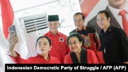 Sejumlah politikus dari PDI-P (dari kiri ke kanan) Puan Maharani, Megawati Soekarnoputri, Ganjar Pranowo, Presiden Joko Widodo dan Prananda Prabowo Suro berswafoto dalam acara pengumuman Ganjar sebagai capres PDI-P di Bogor pada 21 April 2023. (Foto: Handout/ PDI-P/AFP)