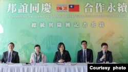 台湾总统蔡英文出访非洲邦交国家斯威士兰（又译史瓦帝尼)时与随行媒体茶叙。(2023年9月7日，台湾总统府提供）