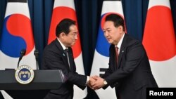 2023年5月7日，日本首相岸田文雄和韩国总统尹锡悦在首尔会晤后举行联合记者会。（路透社照片）
