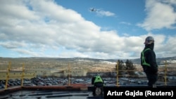 Britanska Kolumbija, Kanada. Radnici aerodroma prave krov obdaništa pored aerodroma. REUTERS/Artur Gajda