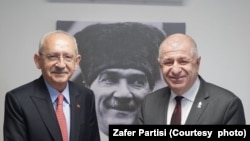  کمال قلیچ‌داراوغلو (چپ) در کنار امید اوزداغ