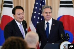 윤석열 한국 대통령은 27일 국무부에서 열린 국빈 오찬 행사에서 토니 블링컨 장관과 카멀라 해리스 부통령의 환대를 받았다.