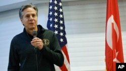 2023 年 2 月 19 日，国务卿安东尼·布林肯在访问土耳其阿达纳附近的因吉尔利克空军基地期间会见美国国际开发署成员和基地人员时发表讲话。