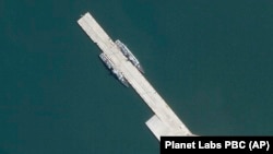 2024年5月8日的卫星图片显示，在柬埔寨重要的云朗海军基地停靠的两艘中国军舰已经在该基地停泊了超5个月。 