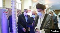 Pemimpin tertinggi Iran Ayatollah Ali Khamenei mengunjungi fasilitas sentrifugal di Teheran, Iran pada 11 Juni 2023. (Foto: Office of the Iranian Supreme Leader/WANA via Reuters) 