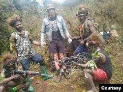 Foto yang disebut TPNPB-OPM sebagai Pilot Susi Air Philip Mark Mehrtens dan pasukan. (Foto: TPNPB-OPM)