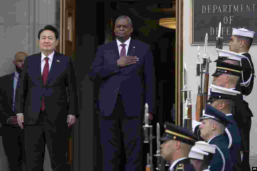 미국을 국빈 방문 중인 윤석열 한국 대통령이 27일 워싱턴 국방부 청사를 방문했다. 국방부 환영 행사에서 양국 국가가 연주되는 동안 로이스 오스틴 국방장관이 가슴에 손을얹고 있다.