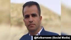 صادق میرزایی، کولبر ۴۰ ساله و پدر دو فرزند از شهرستان جوانرود که شنبه ۳۰ دی ۱۴۰۲ با شلیک مستقیم ماموران مسلح جمهوری اسلامی کشته شد