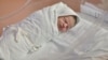 Arhiva, ilustracija - Zdravo novorođenče spava u boksu u porodilištu (Foto: VOA)
