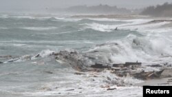 一艘装载移民的船只周日(2月26日)早些时候在意大利南部海岸附近撞上礁石，造成43人死亡。照片显示被海浪冲上海滩的遇难船只残骸。
