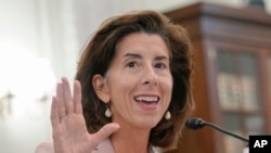 资料照片：2023年10月4 日，商务部长雷蒙多在华盛顿国会山举行的参议院商业、科学和运输听证会上作证。（美联社照片）