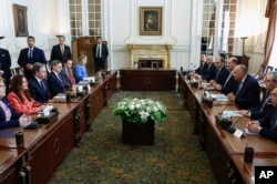 Američki državni sekretar Entoni Blinken, treći levo, sedi naspram egipatskog ministra spoljnih poslova Sameha Šukrija, tokom sastanka delegacie dve zemlje, u Kairu, Egipat, četvrtak, 21. mart 2024.