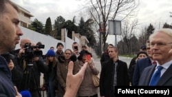 Savo Manojlović iz Incijative Kreni-Promeni i ambasador SAD Kristofer Hil na protestu ispred američke ambasade