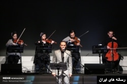 علیرضا قربانی و نوازندگان گروه‌اش