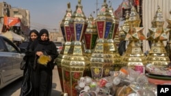 Warga berbelanja lampu tradisional di pasar Sayeda Zeinab jelang Ramadan, di Kairo, Mesir, Selasa, 21 Maret 2023. (AP/Amr Nabil)