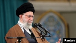 Pemimpin Tertinggi Iran Ayatollah Ali Khamenei di Tehran, Iran, 18 April 2023. (Foto: WANA via Reuters)