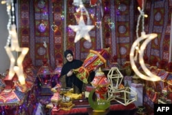 Pengrajin Palestina Reham Shurab membuat lentera tradisional "fanous" untuk dekorasi menjelang bulan suci Ramadan, di bengkel kerja di rumahnya di Khan Yunis, Jalur Gaza selatan, 13 Maret 2023. (SAID KHATIB/AFP)