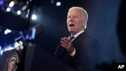Presiden AS Joe Biden menyampaikan pidato memperingati satu tahun invasi Rusia ke Ukraina dari Warsawa, Polandia, pada 21 Februari 2023. (Foto: AP/Evan Vucci)