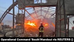 Vatrogasac gasi požar nakon napada ruskih dronova, na lokaciji koja je navedena kao region Odesa, Ukrajina, na ovoj fotografiji koju je 4. septembra 2023. objavila ukrajinska Operativna komanda "Jug"