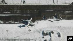 Citra satelit dari Maxar Technologies ini menunjukkan pesawat peringatan dini Beriev A-50 (tengah), di Pangkalan Udara Machulishchy dekat Minsk, Belarusia, 28 Februari 2023.