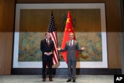 中共中央外事工作委员会办公室主任王毅在北京雁栖湖与到访的美国白宫国家安全顾问杰克·沙利文握手。（2024年8月27日）