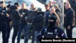 Specijalne policijske jedinice posle pucnjave u selu Dubona