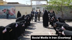 تصویر بازدید شهردار زنجان از یک مدرسه قرآنی که مسئولان آن، دختران را با پوشش حجاب اجباری مجبور کرده‌اند تا در مقابل او تعظیم کنند.