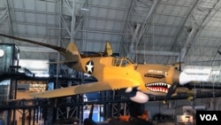 资料照片：位于首都华盛顿城外杜勒斯国际机场附近的美国航空航天博物馆史蒂文·乌德沃尔-哈齐中心所展示的一架机首涂有鲨鱼齿的P-40战斗机。(2022年5月31日)