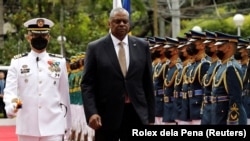 美国国防部长奥斯汀在菲律宾首都马尼拉附近一个军事基地检阅仪仗队。（2023年2月2日）