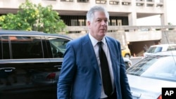 Pengacara Evan Corcoran tiba di pengadilan federal di Washington, pada 22 Juli 2022. (Foto: AP/Jose Luis Magana)