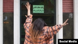 بی حجاب اعتراض به حجاب اجباری