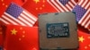 Chip semikonduktor unit pemrosesan pusat (CPU) ditampilkan di antara bendera China dan AS dalam gambar ilustrasi yang diambil pada 17 Februari 2023. (Foto: REUTERS/Florence Lo)