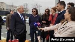 Razgovor aktiviste Sava Manojlovića i ambasadora SAD Kristofera Hila