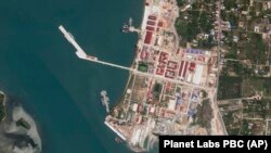 2024年5月8日的卫星图片显示，在柬埔寨重要的云朗海军基地停靠的两艘中国军舰已经在该基地停泊了超5个月。