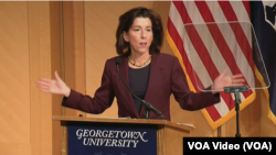 2023年2月23日，美国商务部长雷蒙多在阐述拜登政府实施《芯片与科学法》的计划。（视频截图）