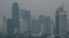 Gedung-gedung pencakar langit di Jakarta berselimut kabut asap akibat polusi udara, 23 Agustus 2023. (Yasuyoshi CHIBA / AFP)
