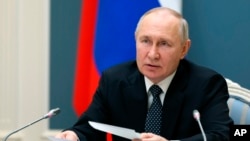 Presiden Rusia Vladimir Putin memimpin pertemuan Dewan Keamanan secara virtual di Moskow, pada 5 April 2023. (Foto: Kremlin pool via AP)